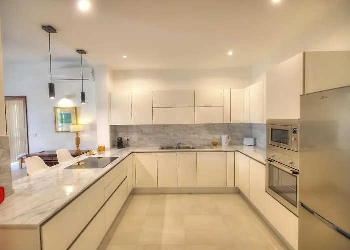 Apartment Large And Comfortable 2-bedroom In Dbri1-1 *